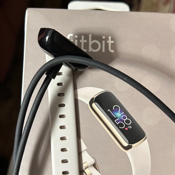 Fitbit Luxe off-White Fitness Tracker - Picture 5 of 5